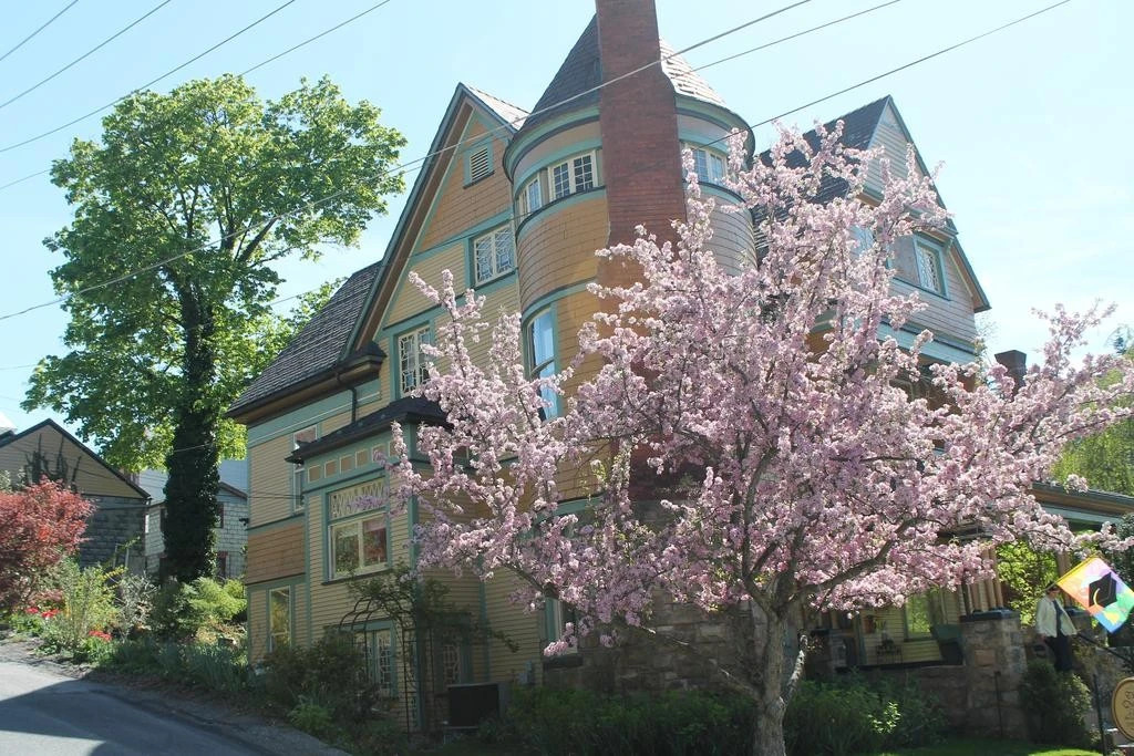 The Queen, A Victorian Bed & Breakfast