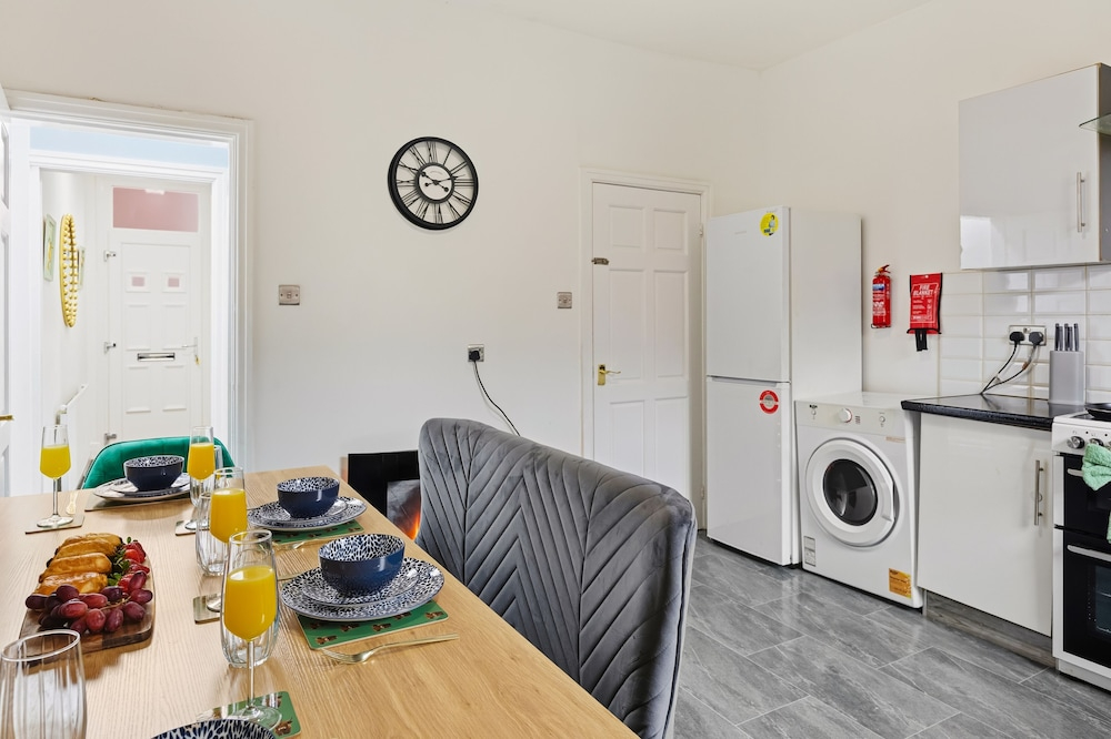 House - Sleeps 6 - On Street Parking