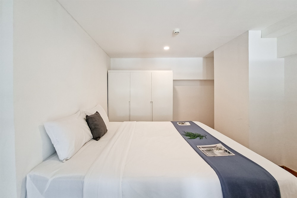Cozy White Loft Studio At Kingland Avenue Apartment