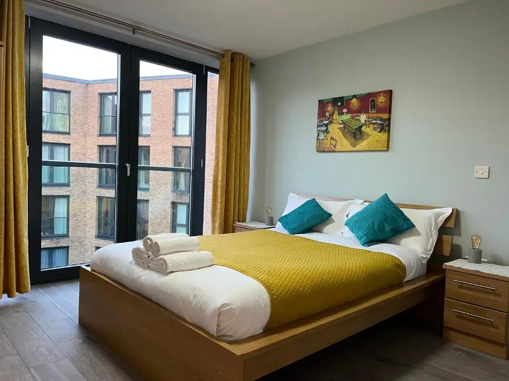 Stunning Top Floor Southside Apartment 2 BEDS PARKING WIFI NETFLIX