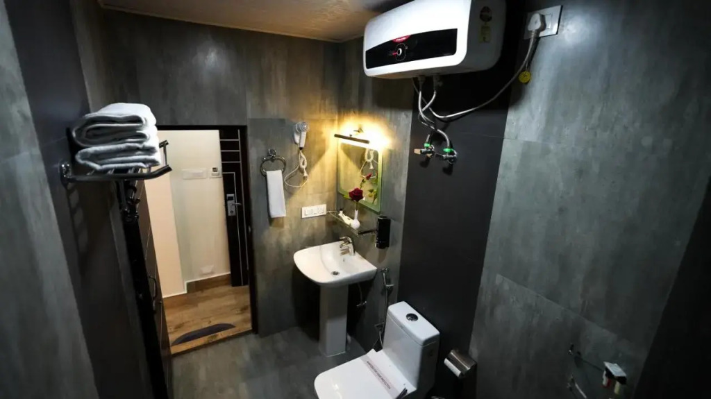 7 Mirror Hotel