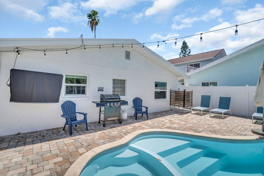 Heated Pool Hot tub Close to Beach Pet Friendly