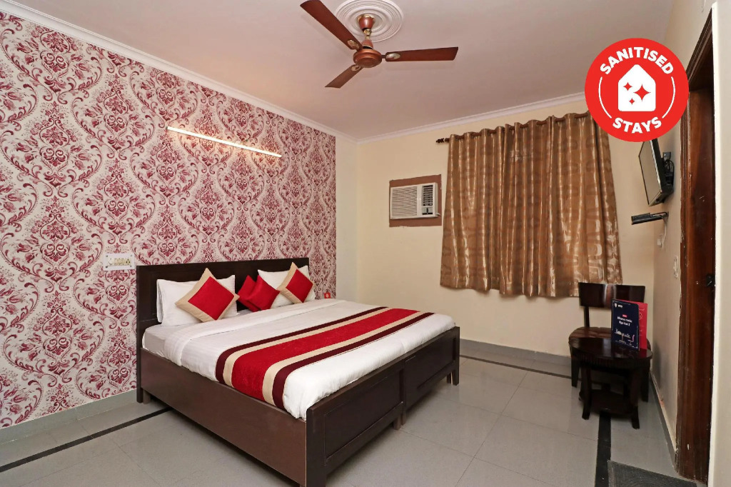 Capital O 12722 Hotel Kiara Inn