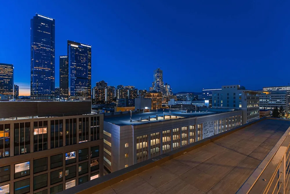 Stylish XL 2br/2ba At HWH by Oneluxstay