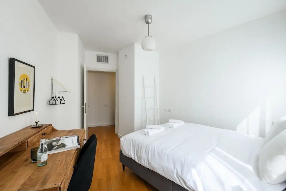 Stylish 3-BR Apt w Balcony and Parking