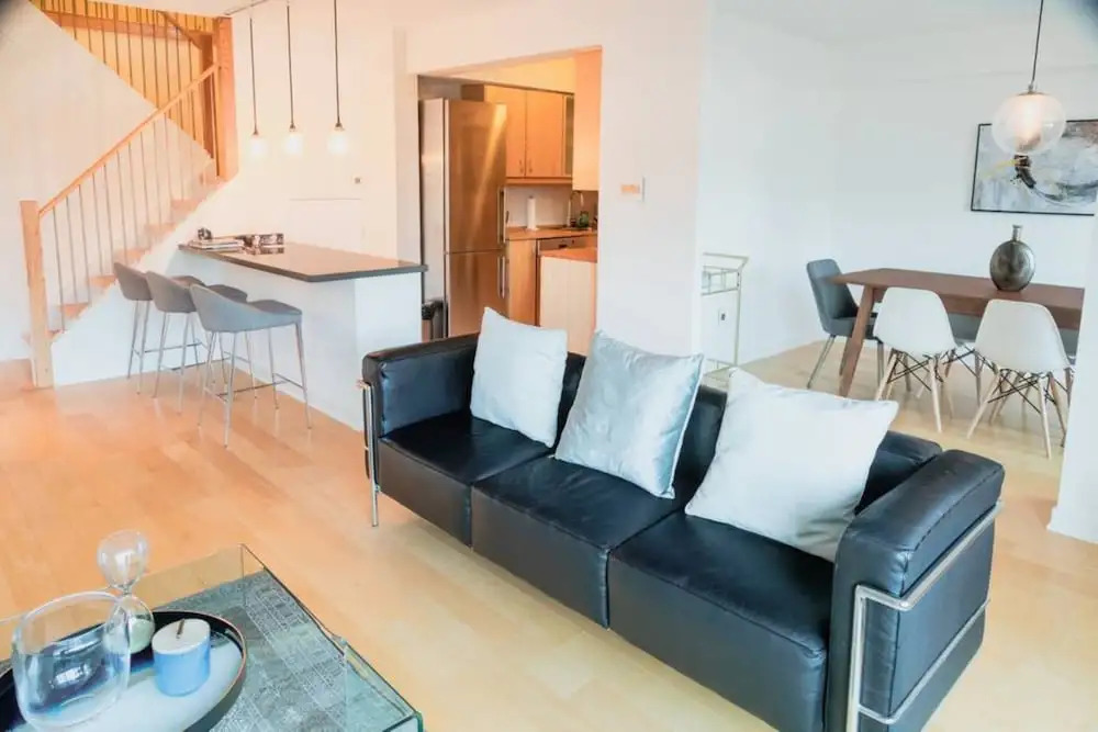 Spacious Family Condo In Swansea, Toronto