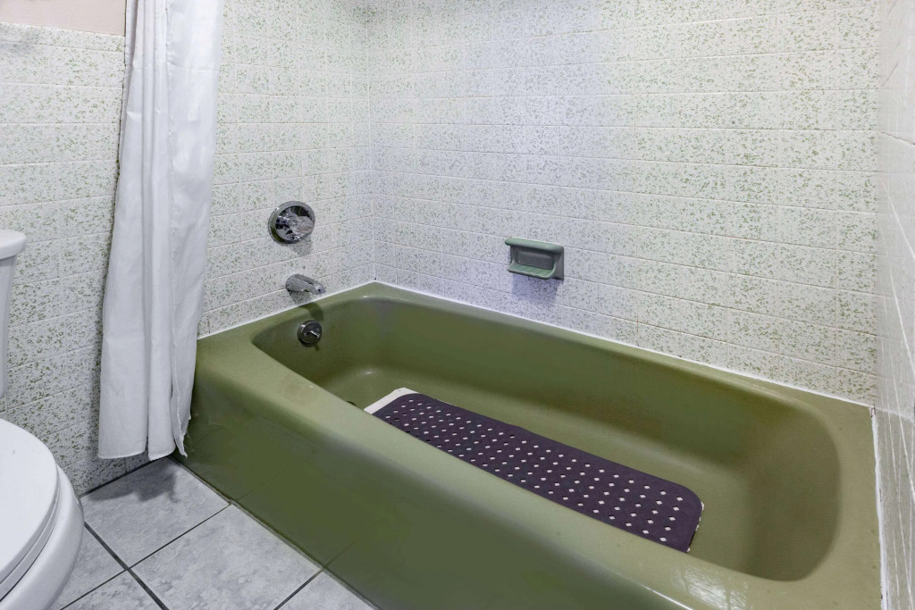 Days Inn & Suites by Wyndham St. Ignace Lakefront