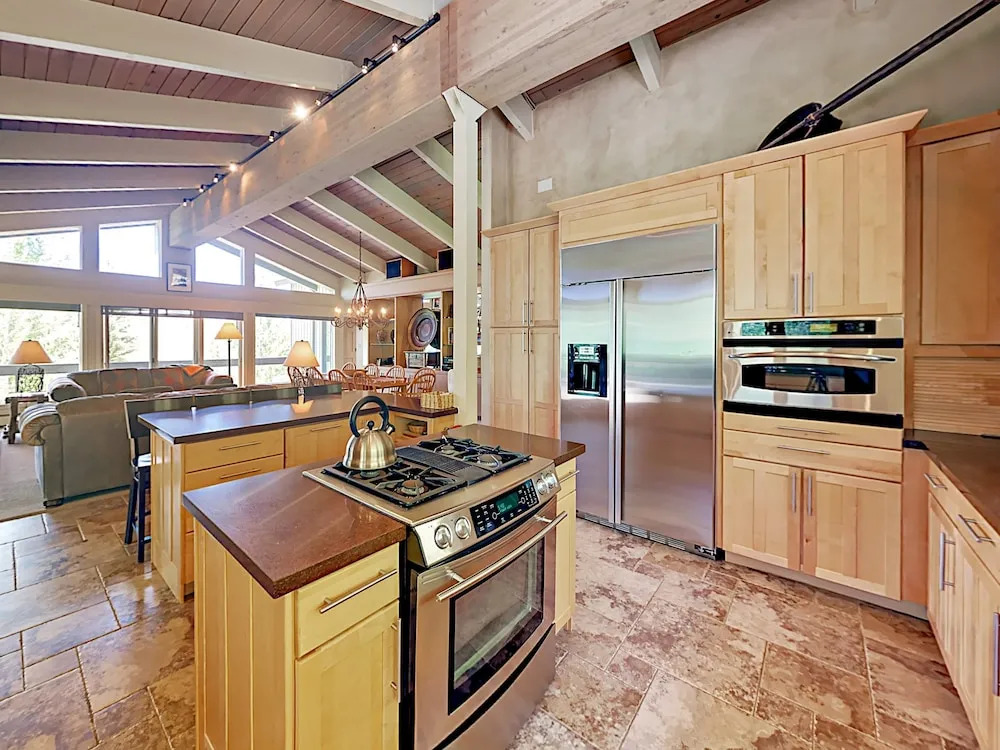Beautiful 4br + Den W/ Hot Tub & Views - Near Slopes 4 Bedroom Home