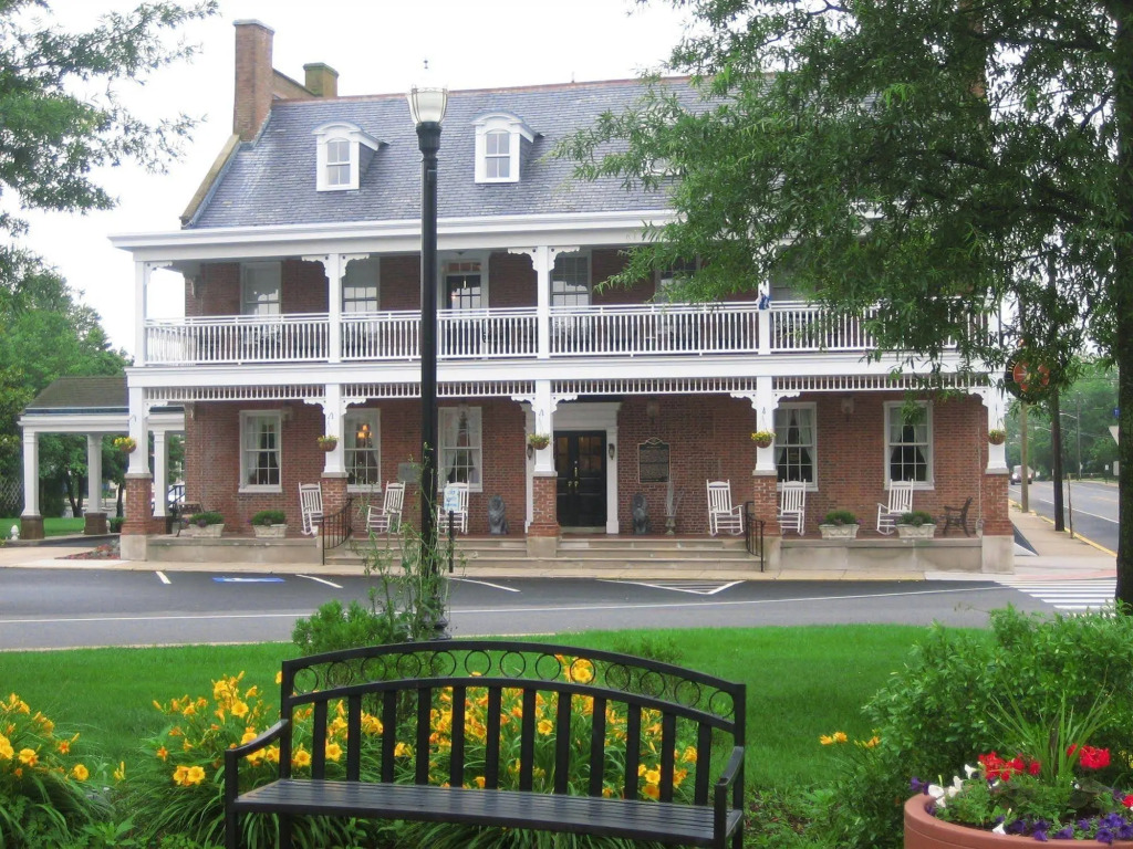 Brick Hotel on the Circle