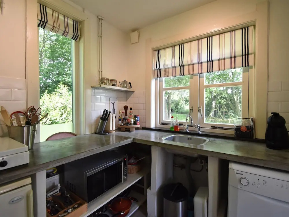 Quintessential, detached Ouddorp home with enormous garden, near the beach
