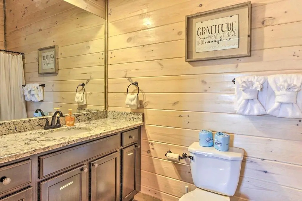 'Madison Bear Garden' 7Bdr w/Hot Tub + Pool Access