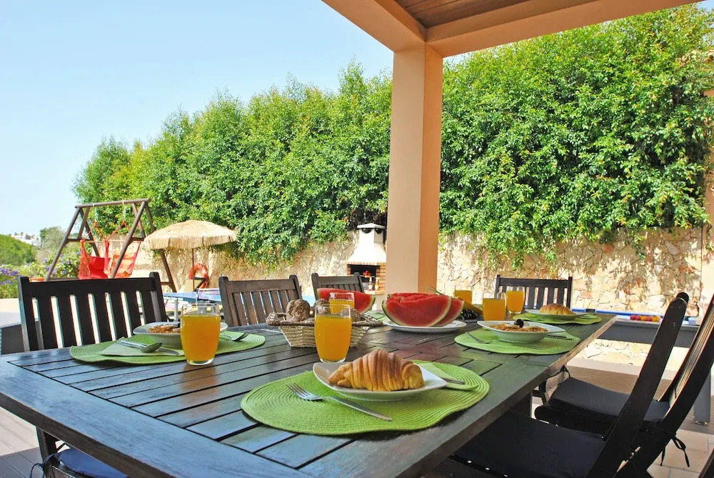 Villa California - Piscina aquecível e BBQ na Corcovada, Albufeira