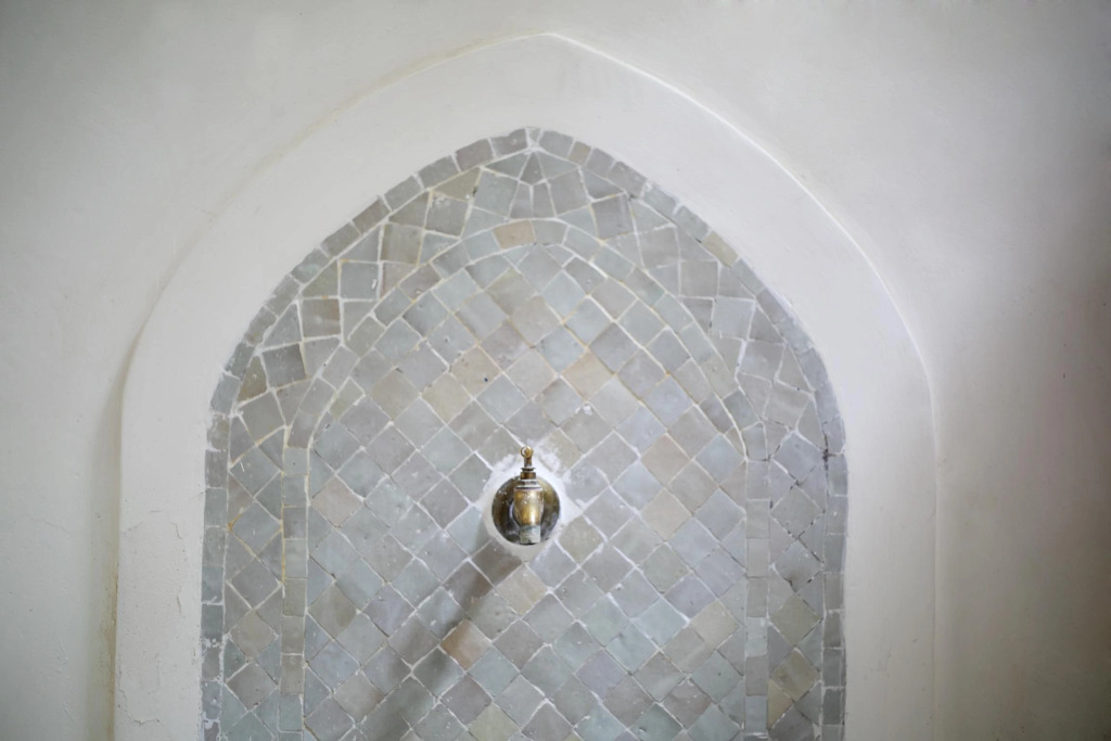 Riad white flowers