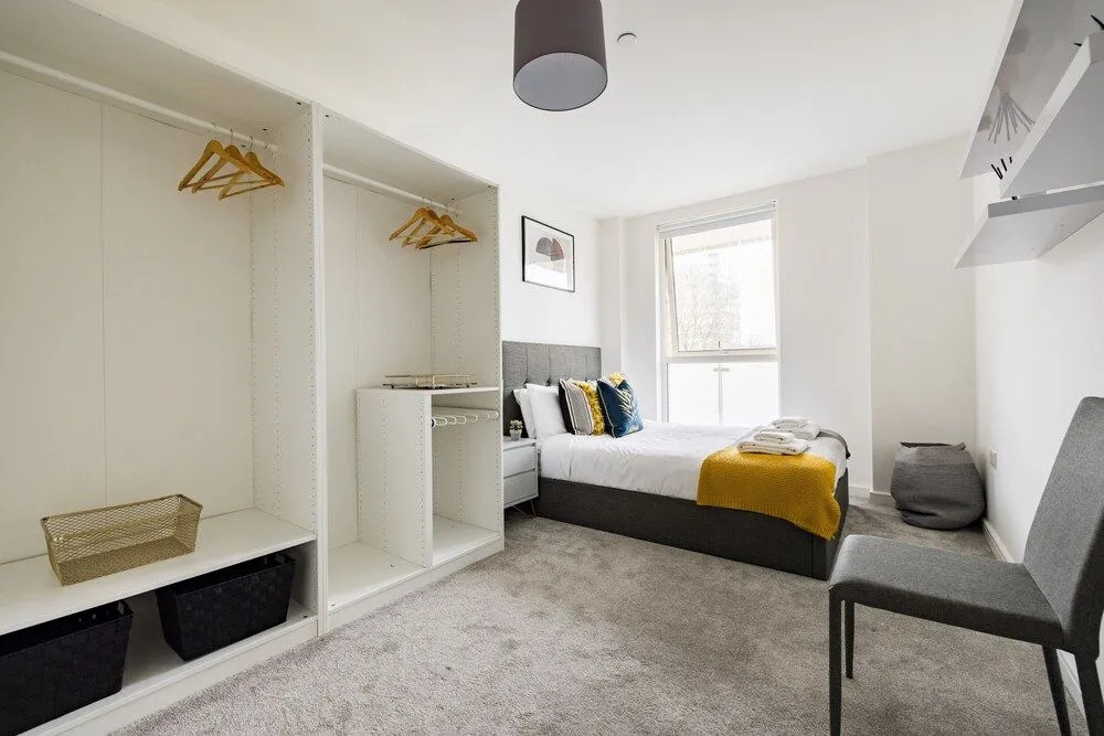 Sophisticated 2 Bed Flat with Balcony in Acton