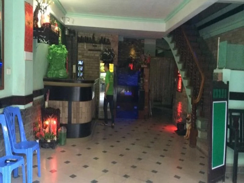 RedDoorz near Le Van Luong Street