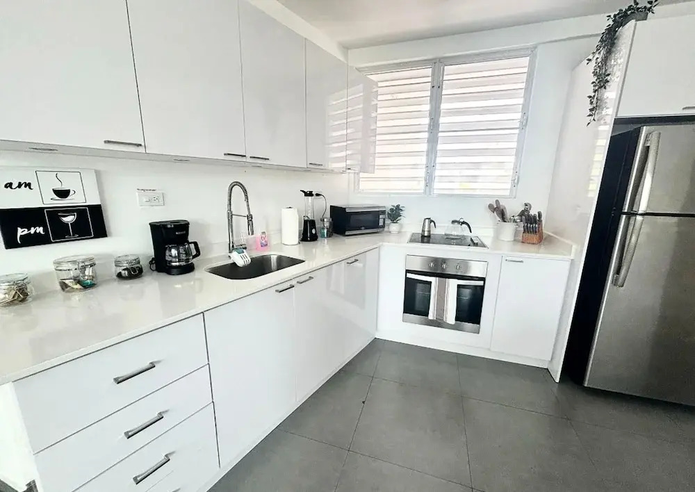 Centrally Located Sunny Apartment Walk to Beaches