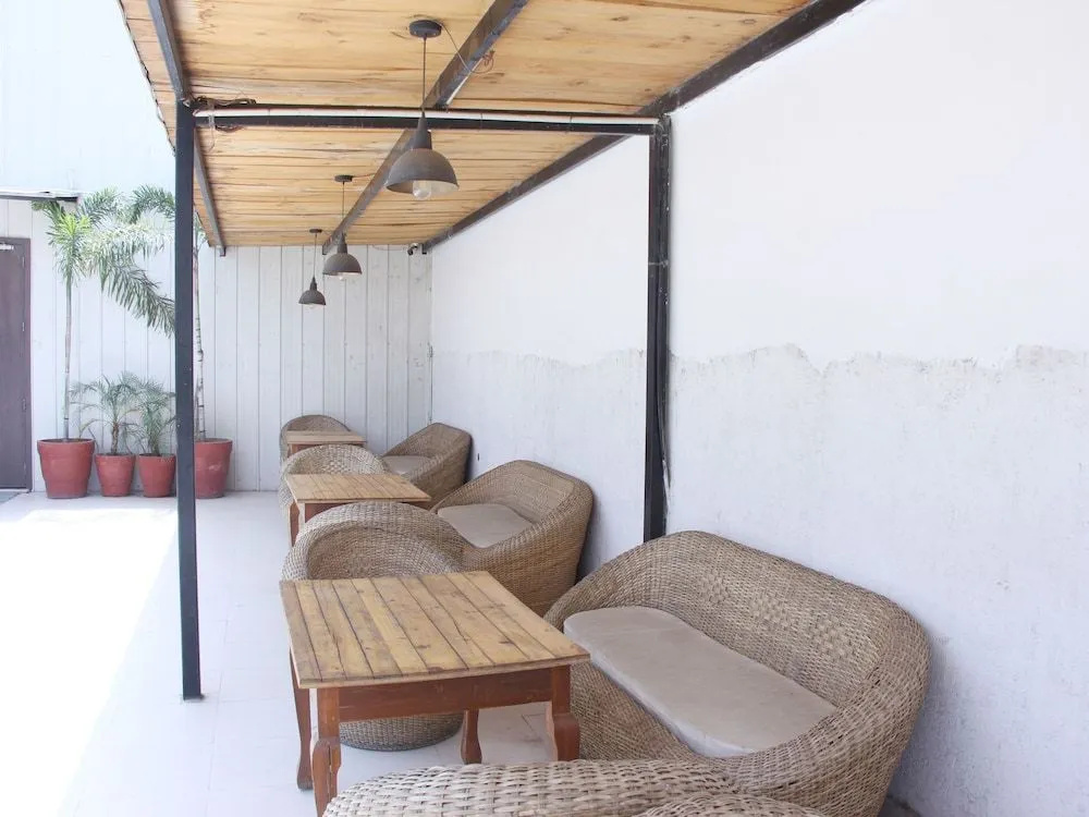 OYO 14353 Hotel Roxas