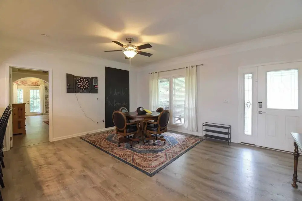 Riverside Ranch by Avantstay Mins to Downtown