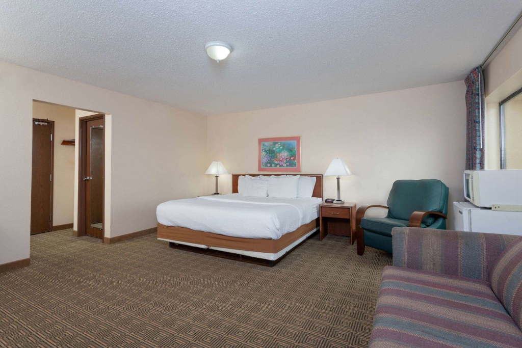 Norwood Inn & Suites By BlissPoint