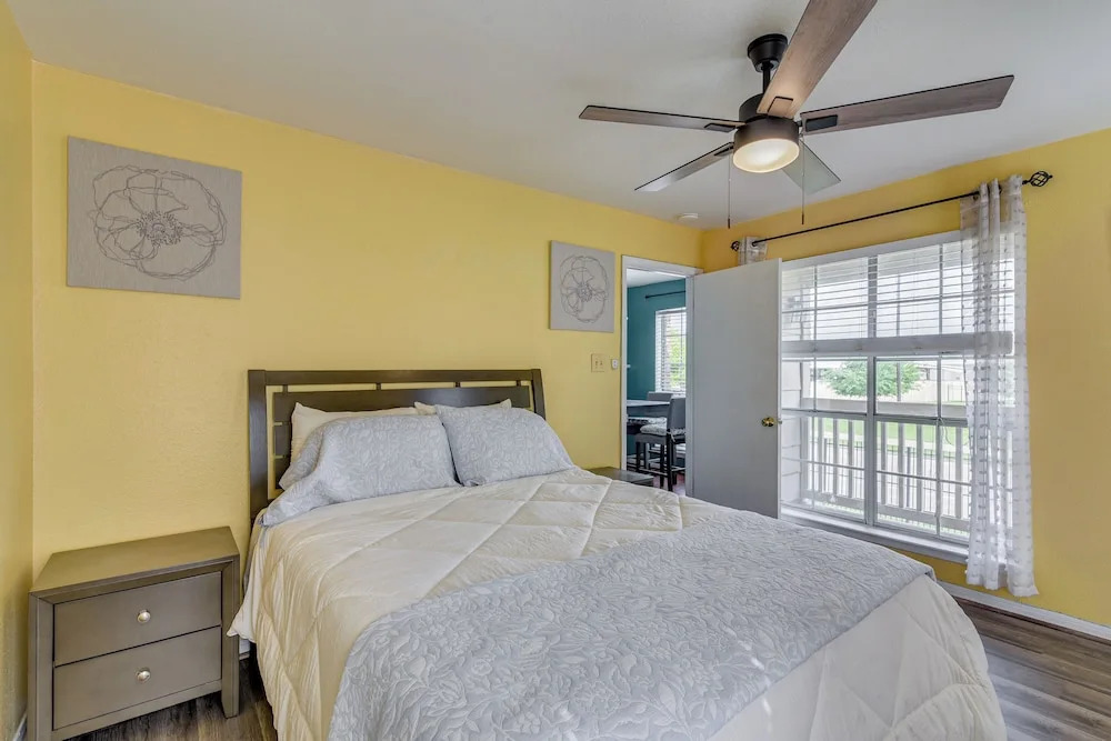 2 Mi to Hospitals! Houston Condo w/ Pool Access