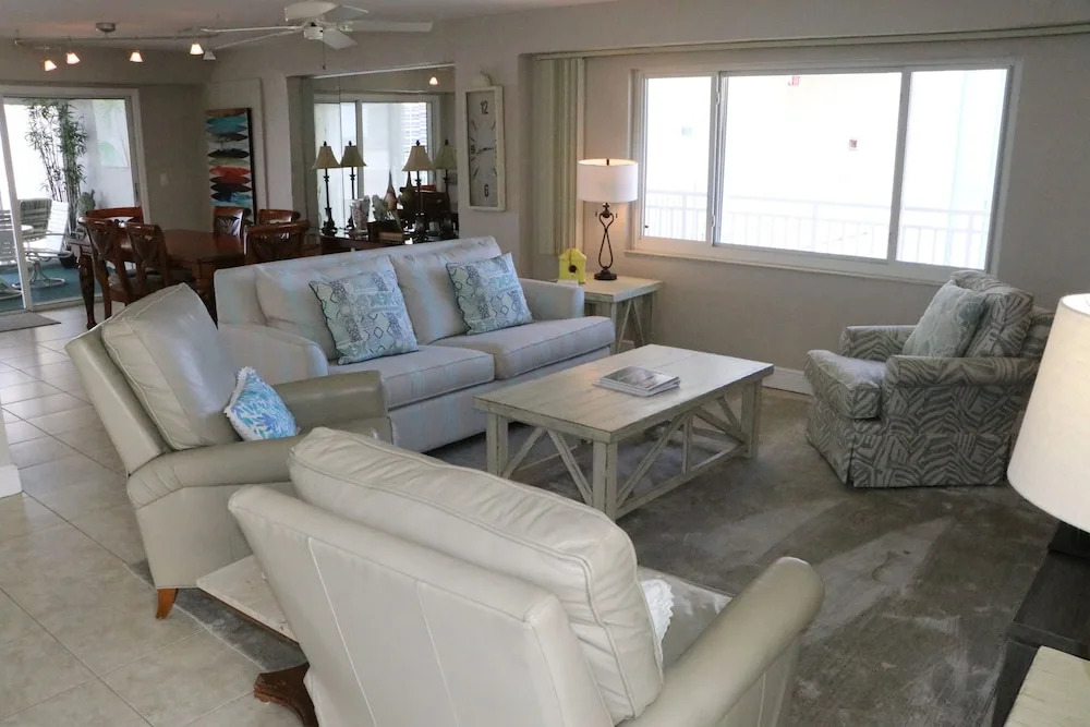 Jamaica Royale - 702 - 2 Br Condo