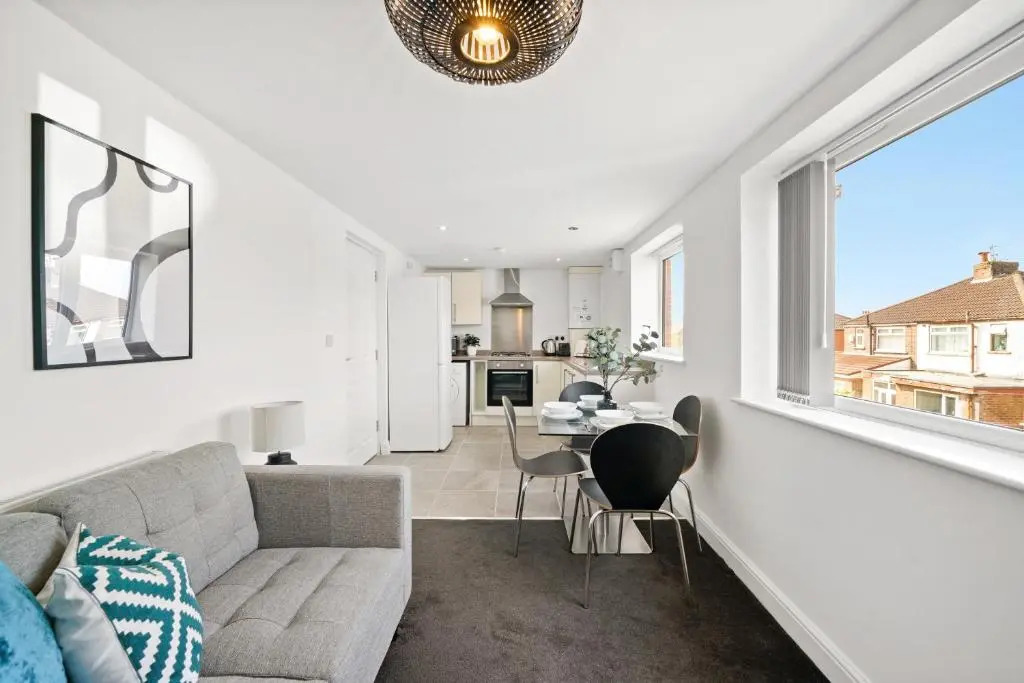 NEW 4 Sarah House by Truestays - 2 Bedroom Apartment - FREE Wifi & Parking