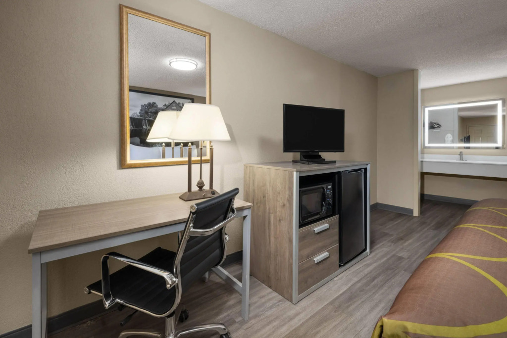 Super 8 by Wyndham Macon West