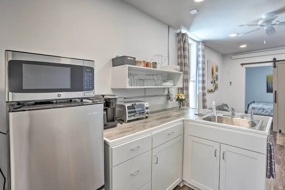 Walk to Dining, Breweries & Shops! Dtwn Custer Apt