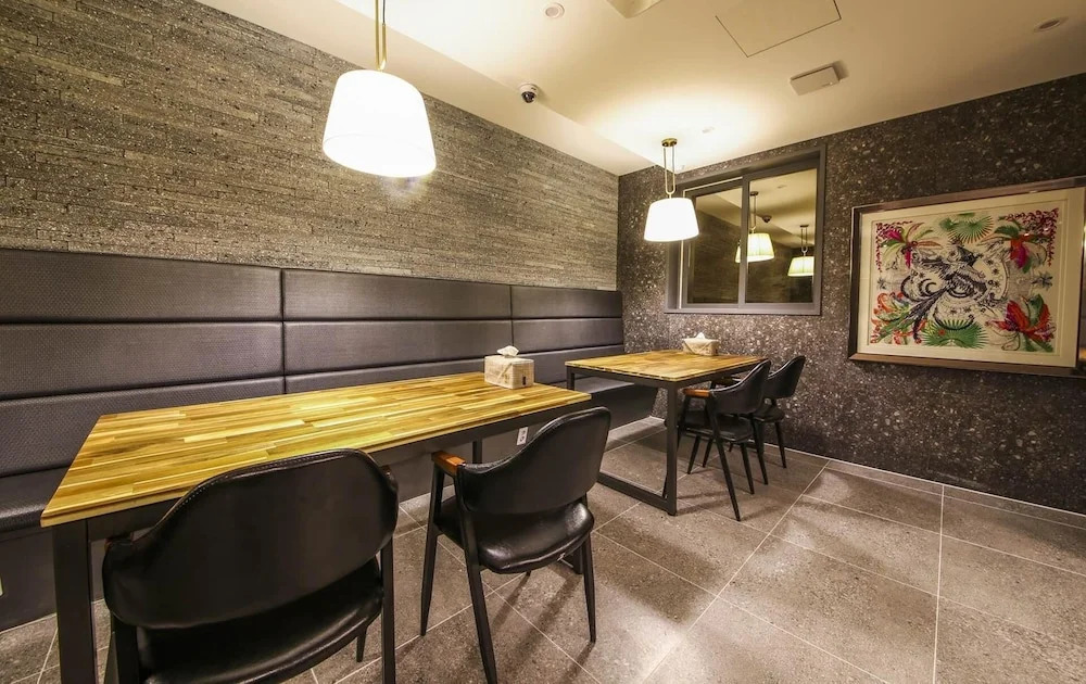 Brown-Dot Hotel Gupo