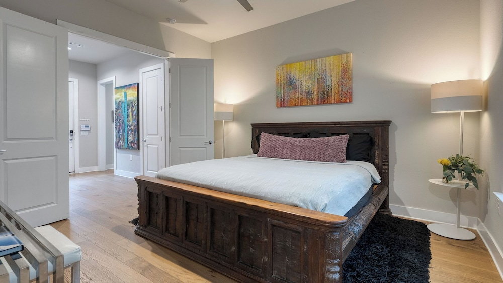 Town Lake Townhouse by Avantstay Hot Tub, Game Room & Skyline Views