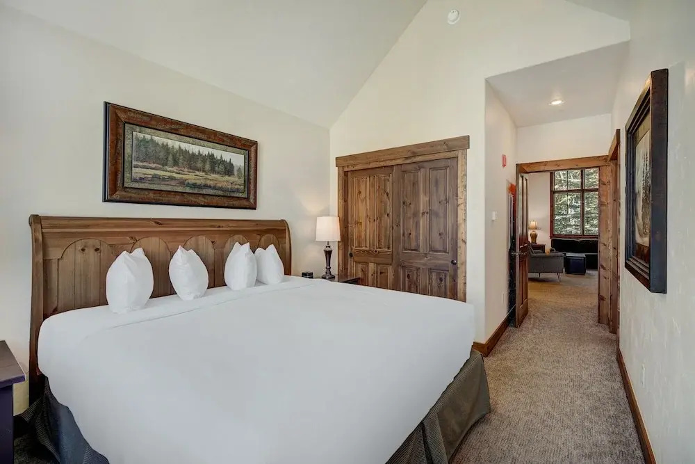 Spacious Upstairs Townhome With Private Garage 2 Bedroom Condo