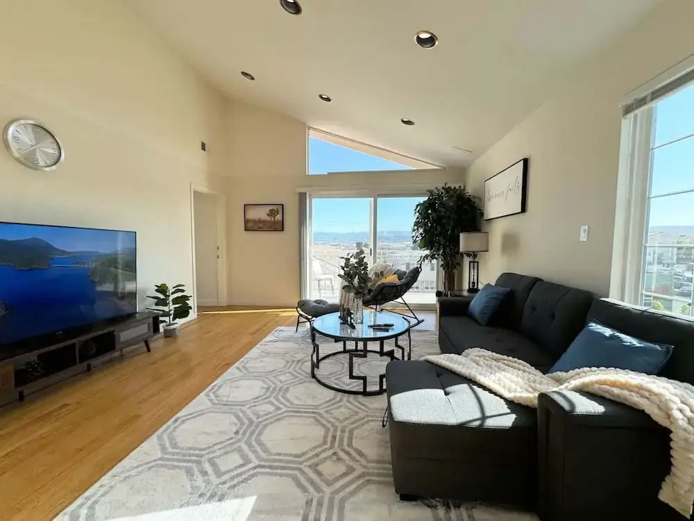 South SF Spacious Entire Unit With 3brs 3bth on 2F