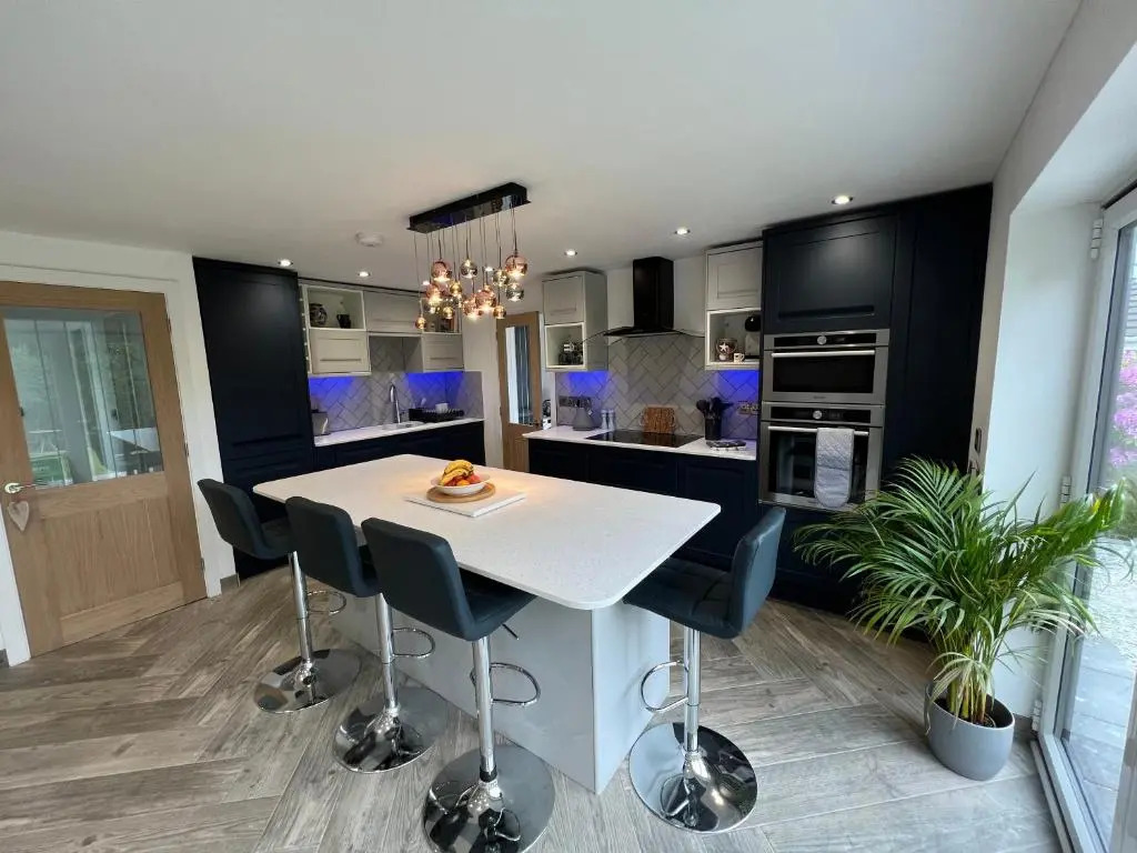 Stylish, Dog Friendly Coastal Bungalow With Garden