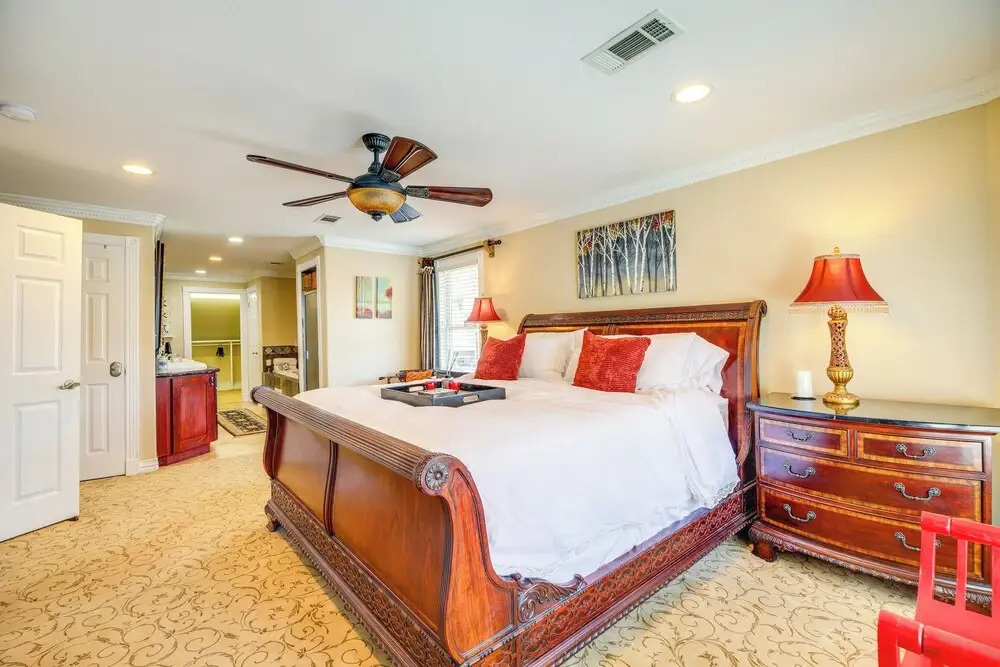 Spacious Houston Home w/ Deck ~ 2 Mi to Downtown!