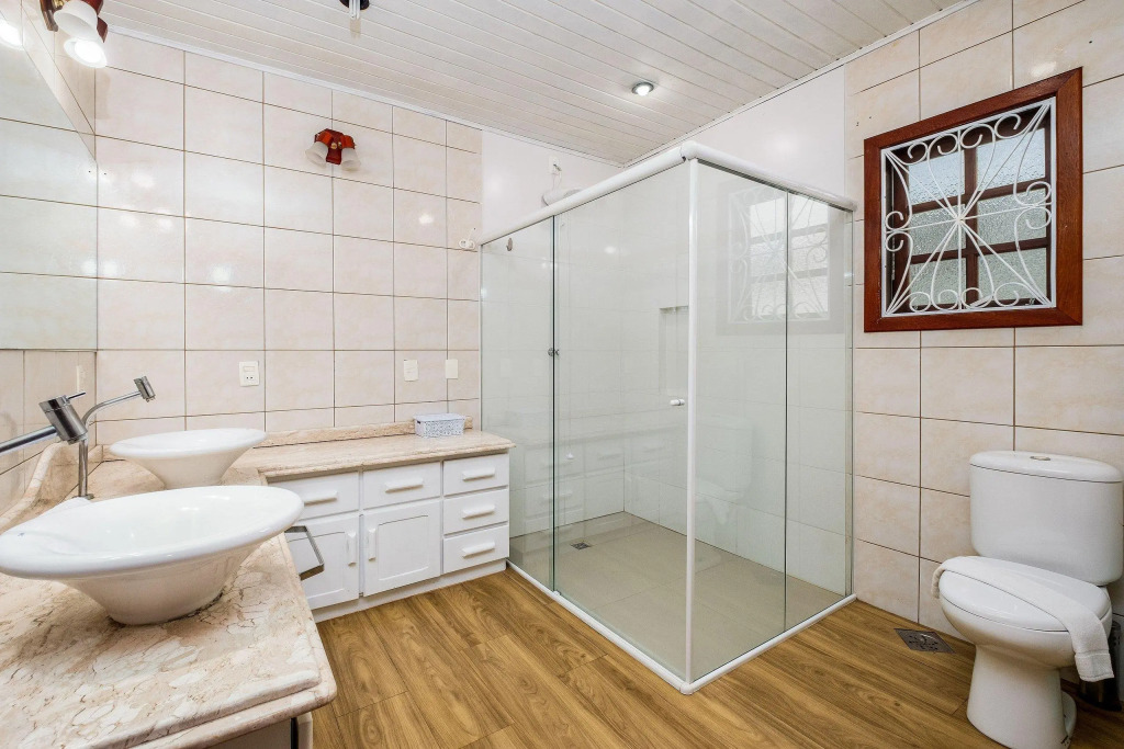 Ótima casa c/ piscina e 4 quartos em Jurere RDA030