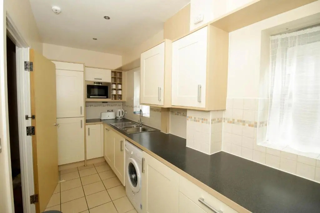 Spacious Double Bedroom Duplex Apartment Near North Station & Town Centre