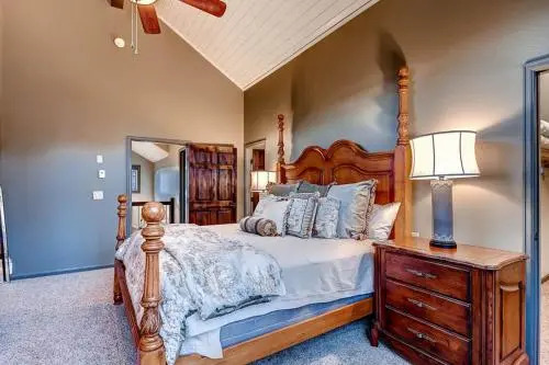 Boulder Ridge Retreat
