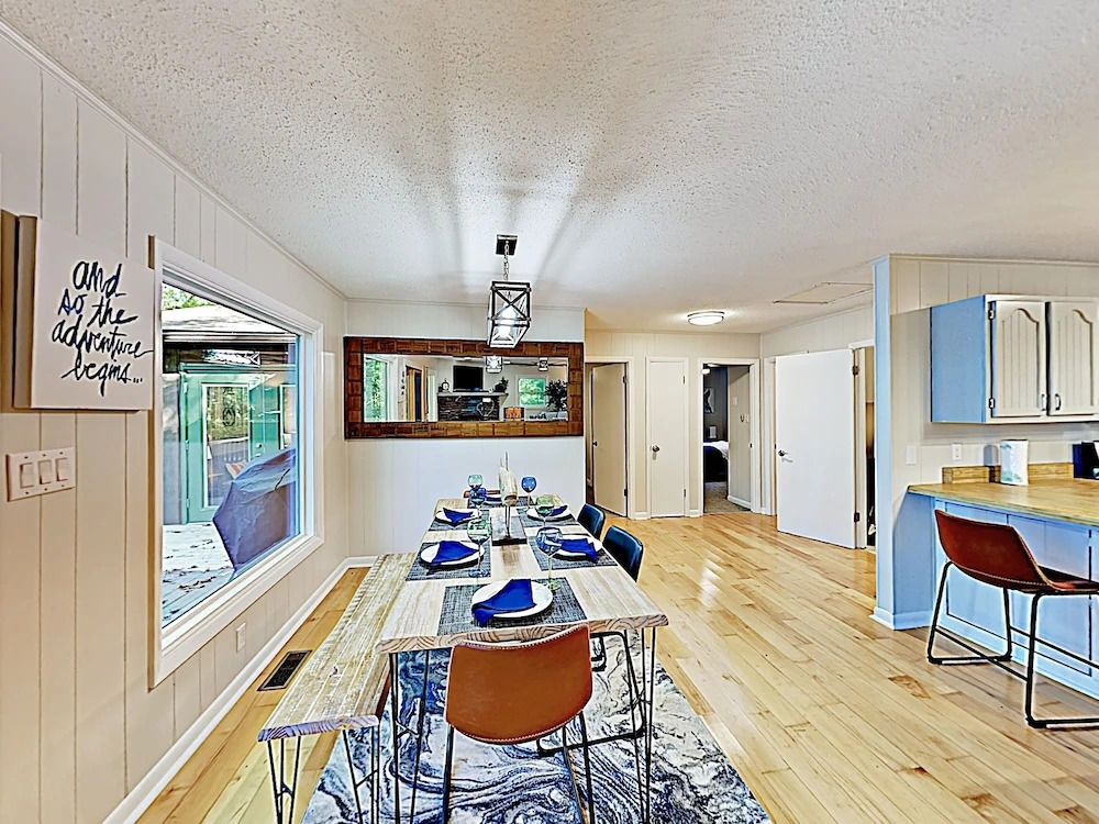 New Listing! The Chocolate W/ Kayaks 2 Bedroom Home