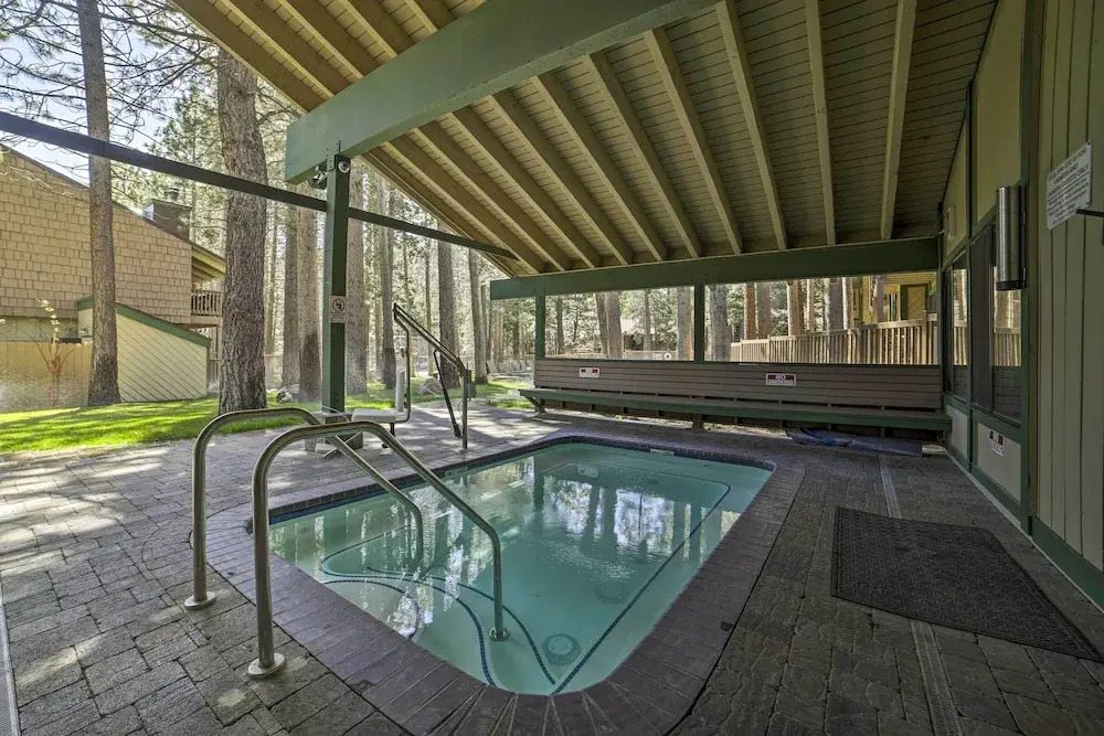Mammoth Lakes Condo w/ Pool & Spa - Near Shuttle!
