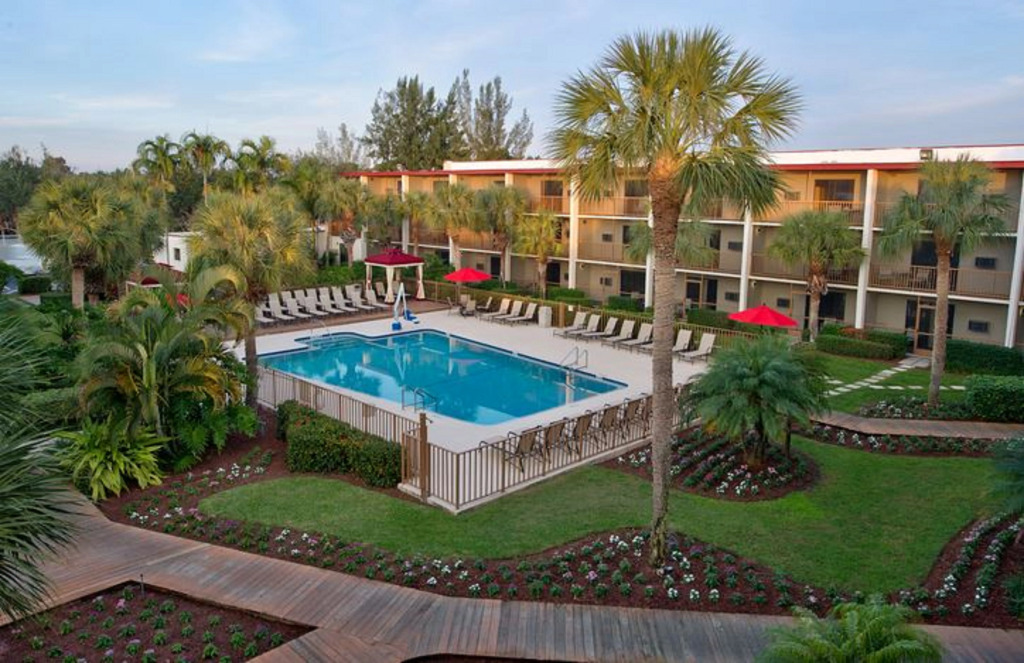 Red Roof Inn PLUS+ & Suites Naples Downtown-5th Ave S