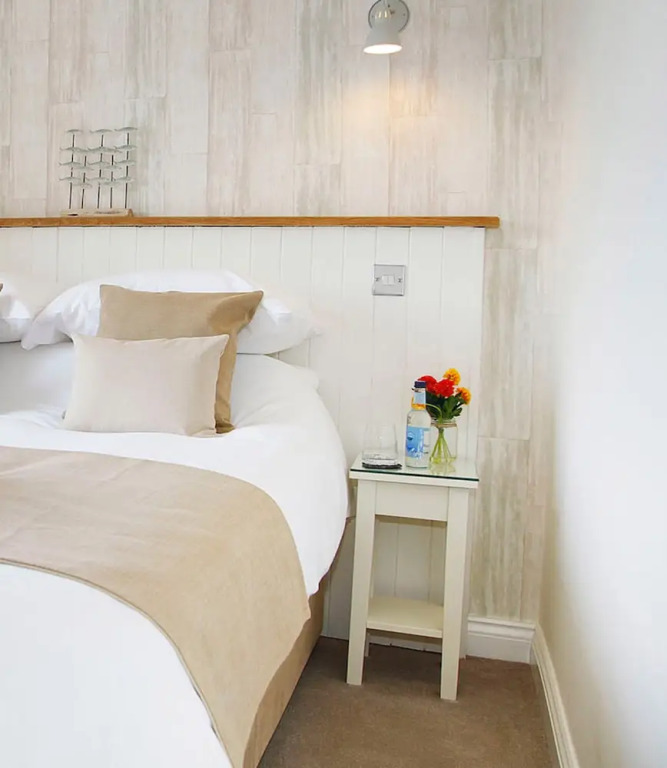 The Estuary Bar and Rooms