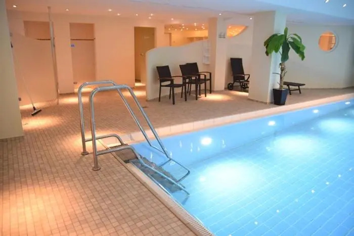 Freundliches 2-Zimmer-Appartement mit Kieferneinrichtung und einem Balkon.