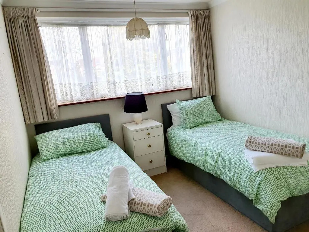 Nicely decorated 3 bedroom house near Heathrow, London
