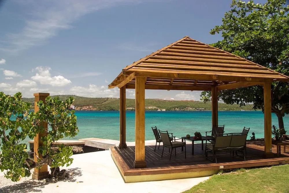 Seagrapes 5br by Jamaican Treasures