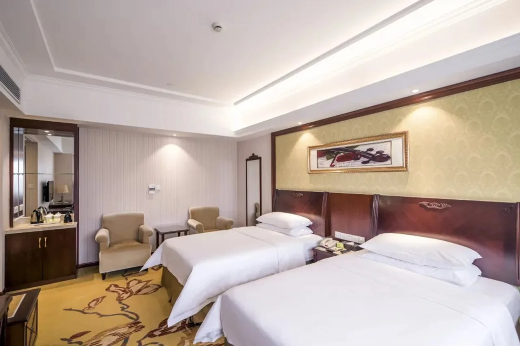 Vienna International Hotel ( Shanghai Kangqiao Metro Station)