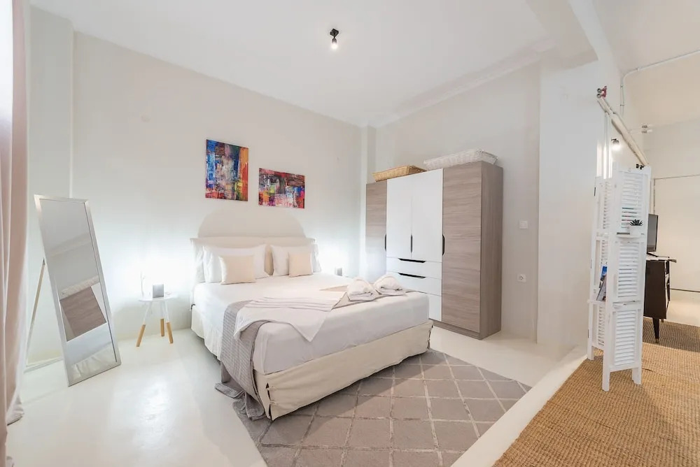 Stylish and Spacious Koukaki Apartment by Cloudkeys