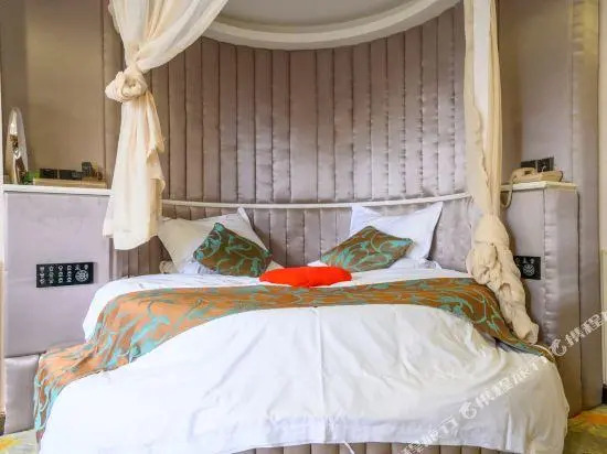1201 Theme Hotel