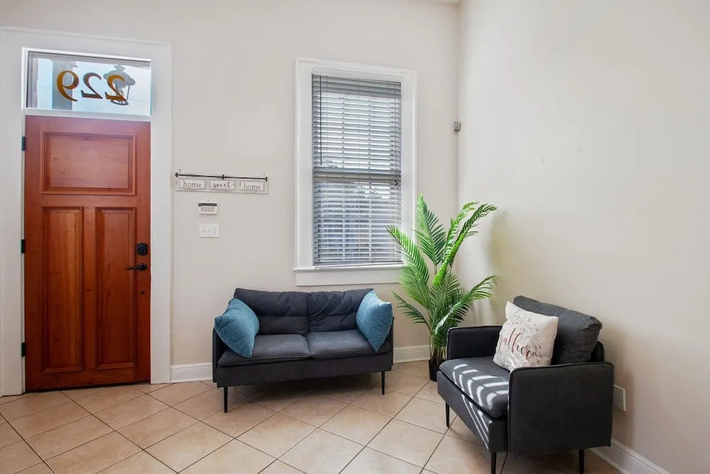 Historic Algiers Point 3 Minutes To Downtown 3 Bedroom Duplex by Redawning