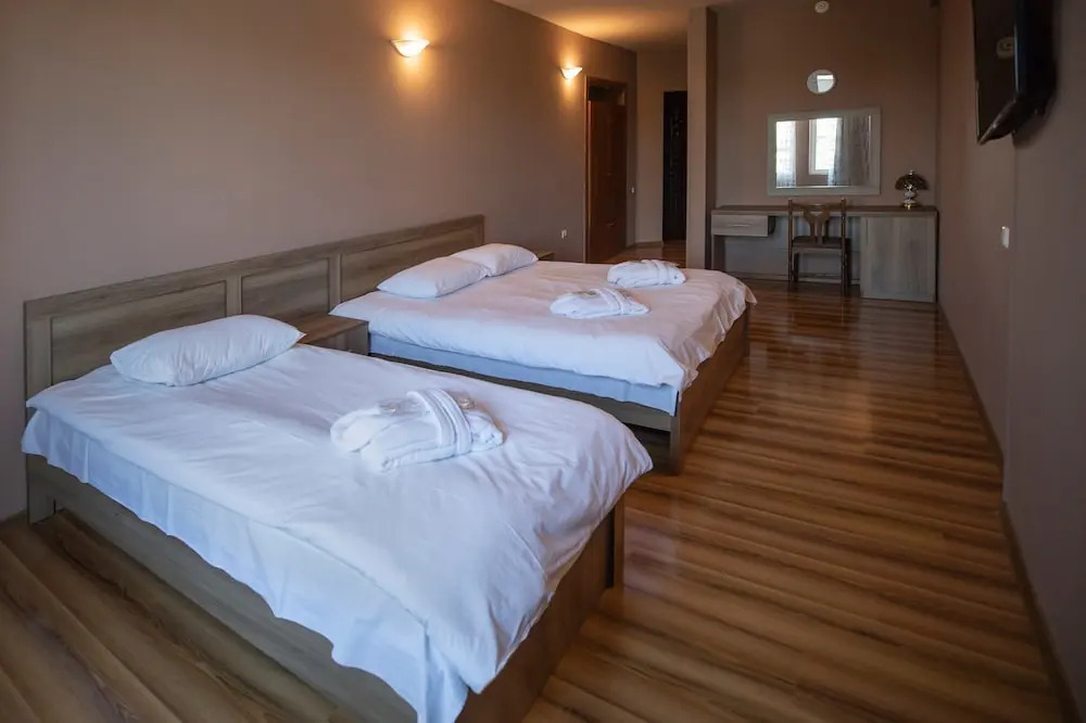Leader Hotel