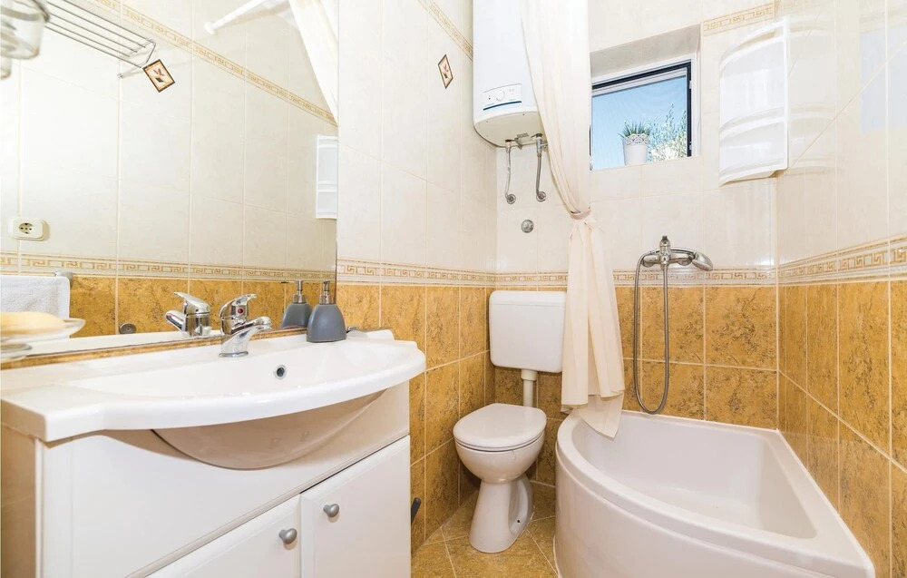 Amazing Home in Okrug Gornji With Wifi and 4 Bedrooms